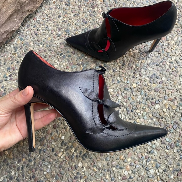 Manolo Blahnik black leather pointed toe booties. Sz.8 - Picture 6 of 7